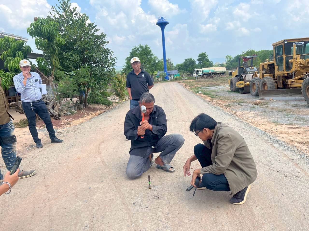 title - วันที่ 17 มีนาคม 2569 นายวิทูล ประดิษฐบุญ ปฏิรูปที่ดินจังหวัดปราจีนบุรี  มอบหมายให้ นายเชวงศักดิ์ อะปะมาตร ผู้อำนวยการกลุ่มงานช่างและแผนที่  นางรักษ์หทัยรัตน์ เมทนีกรชัย หัวหน้าฝ่ายบริหาร และเจ้าหน้าที่ ส.ป.ก.ปราจีนบุรี ลงพื้นที่ตรวจรับงานก่อสร้างถนนสายซอยในแปลงเกษตรกรรม ในเขตปฏิรูปที่ดิน ให้แก่เกษตรกรผู้ไร้ที่ดินทำกิน